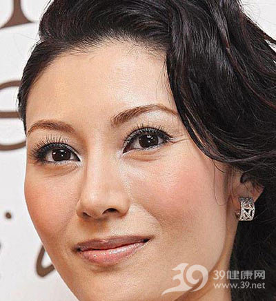 明眸美女教你应对油脂粒和鱼尾纹